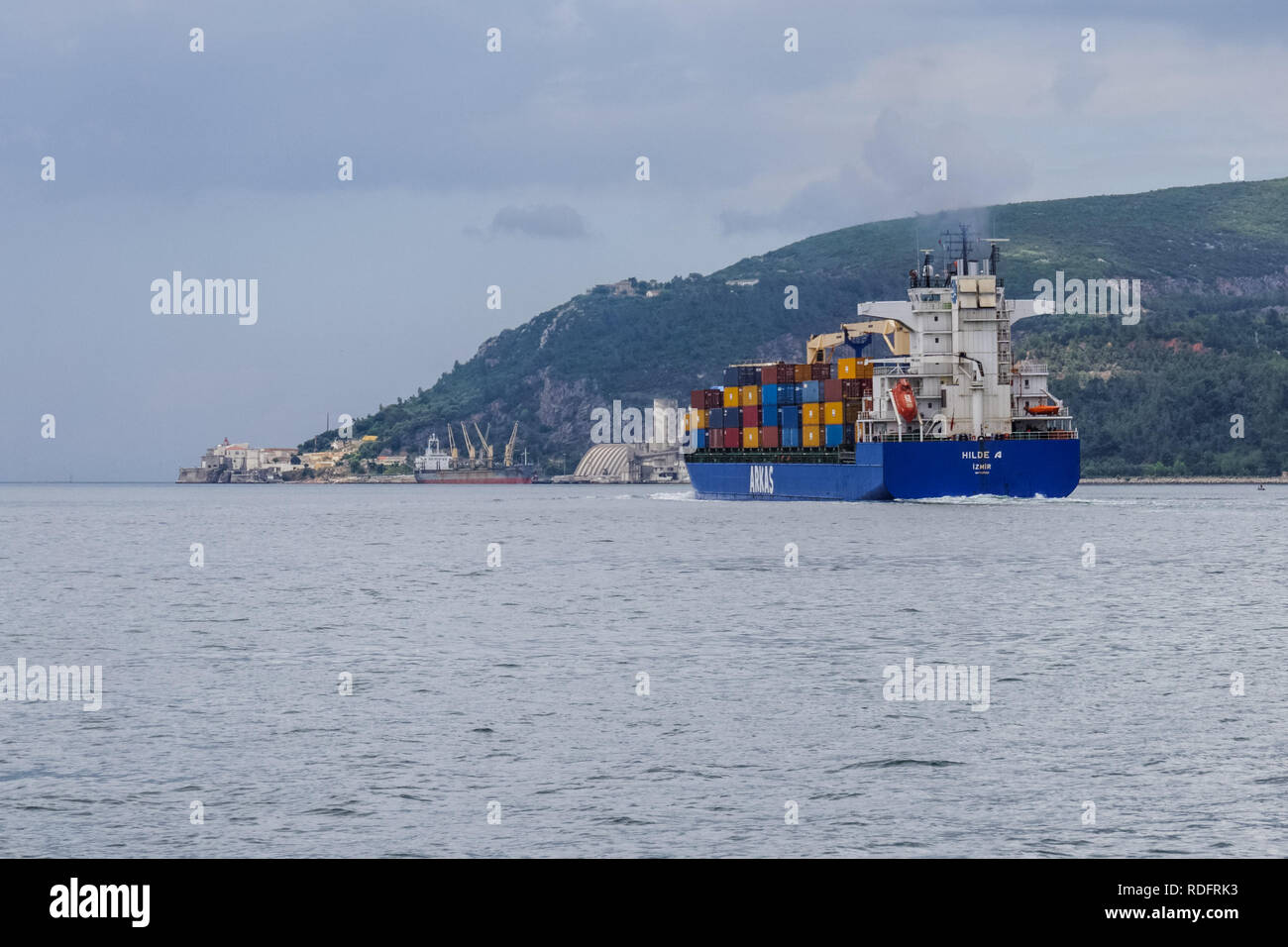 Contenitore di carico nave Arkas sull'Oceano Atlantico vicino a Setubal in Portogallo Foto Stock