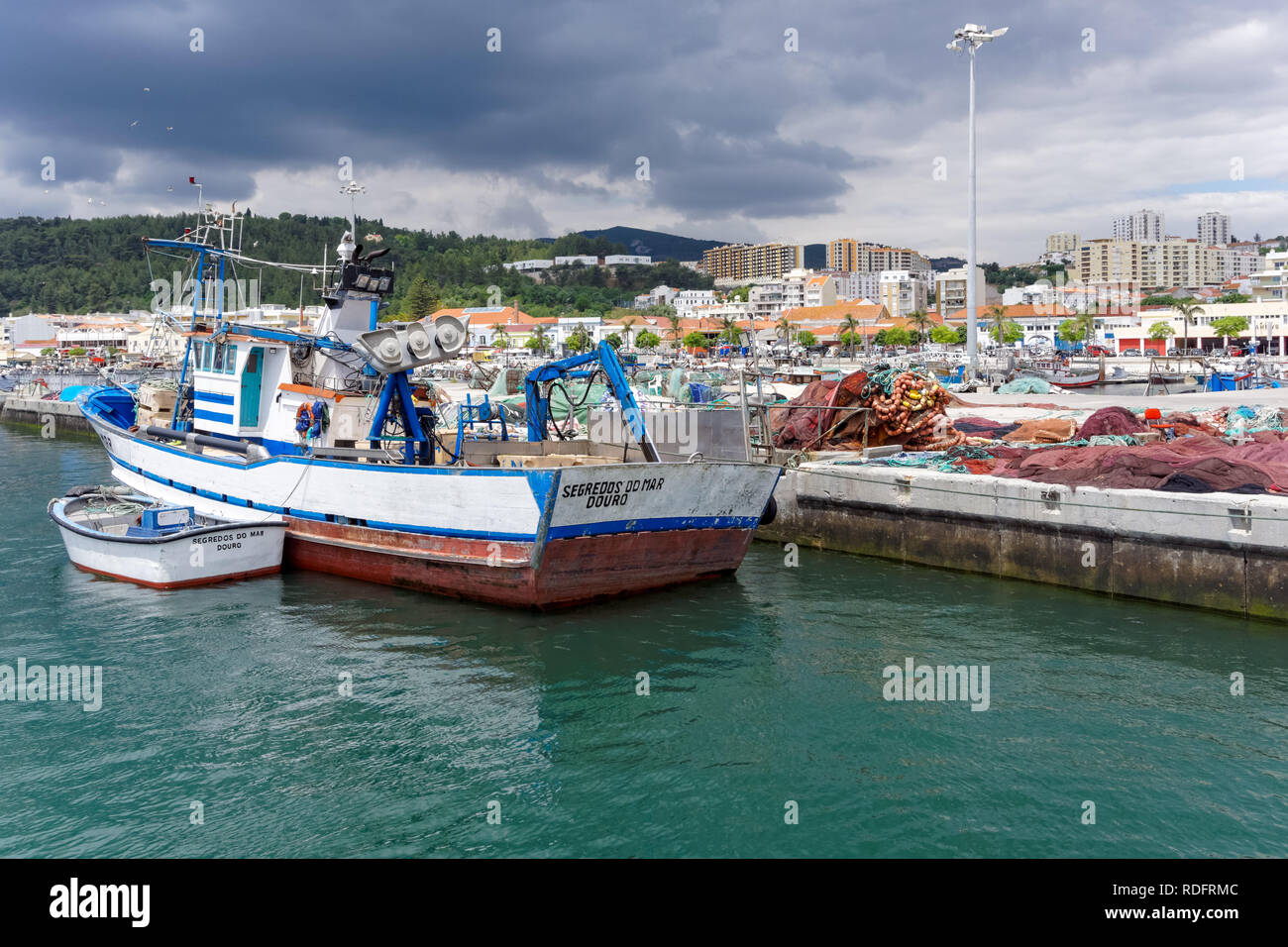 Barche da pesca al Porto di Setúbal Pesca Dock, Setubal, Portogallo Foto Stock
