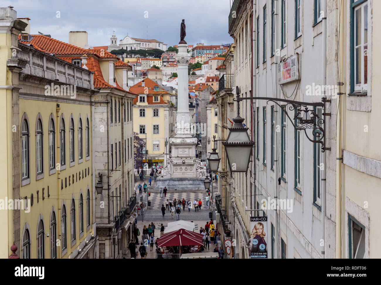 Vista la colonna di Pedro IV sulla piazza del Rossio a Lisbona, Portogallo Foto Stock