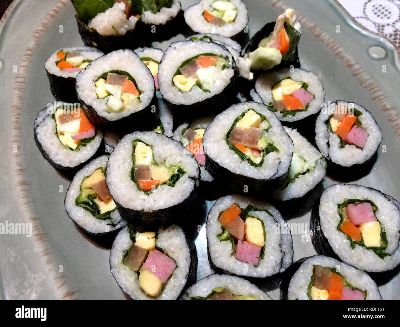 Gimbap sulla piastra (tradizionale cibo Coreano, riso laminati in alghe marine) Foto Stock