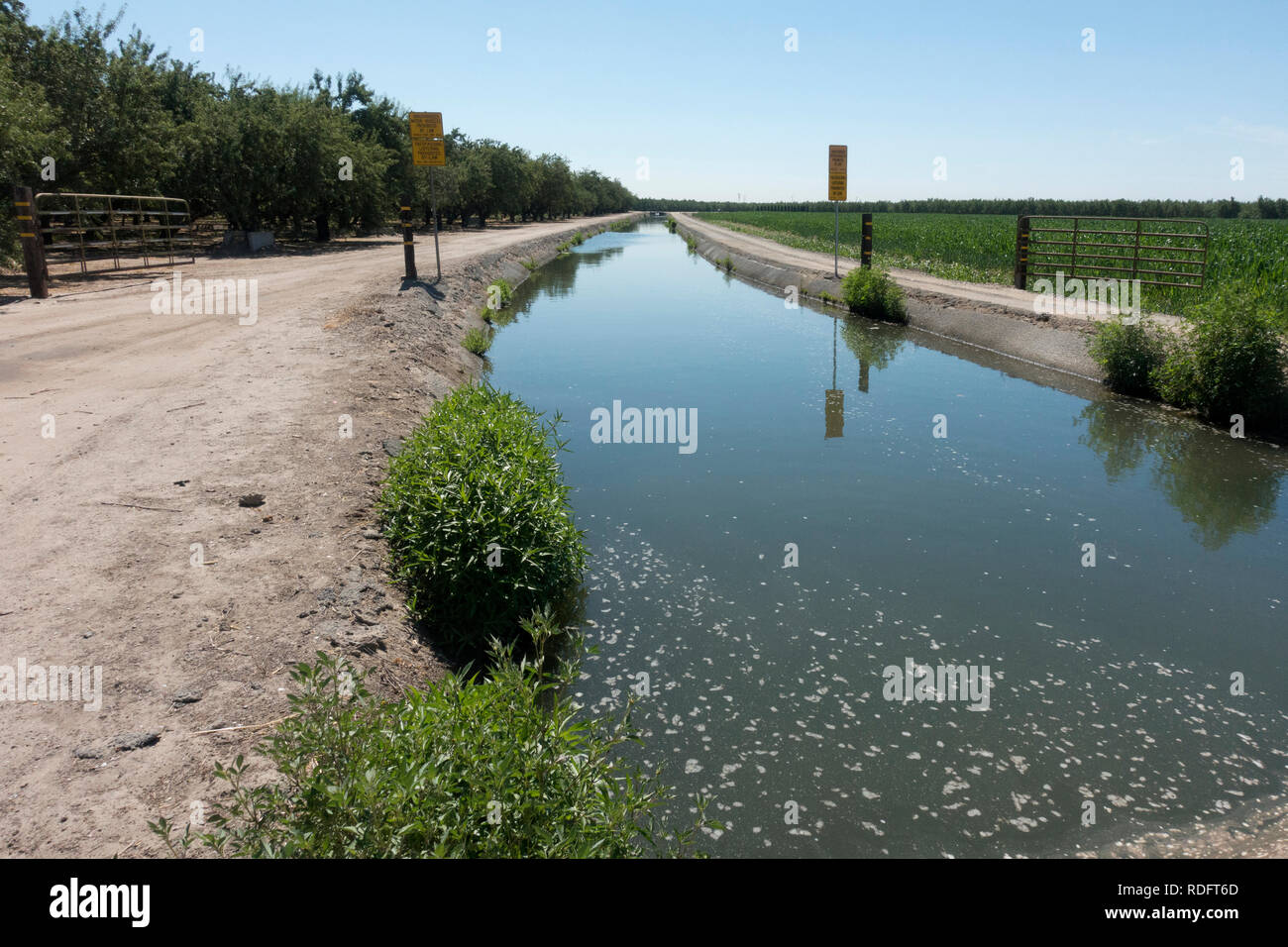 Acquedotto agricolo per irrigazione su California Central Valley terreni agricoli - California, Stati Uniti d'America Foto Stock