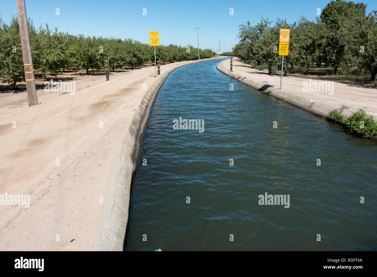 Acquedotto agricolo per irrigazione su California Central Valley terreni agricoli - California, Stati Uniti d'America Foto Stock