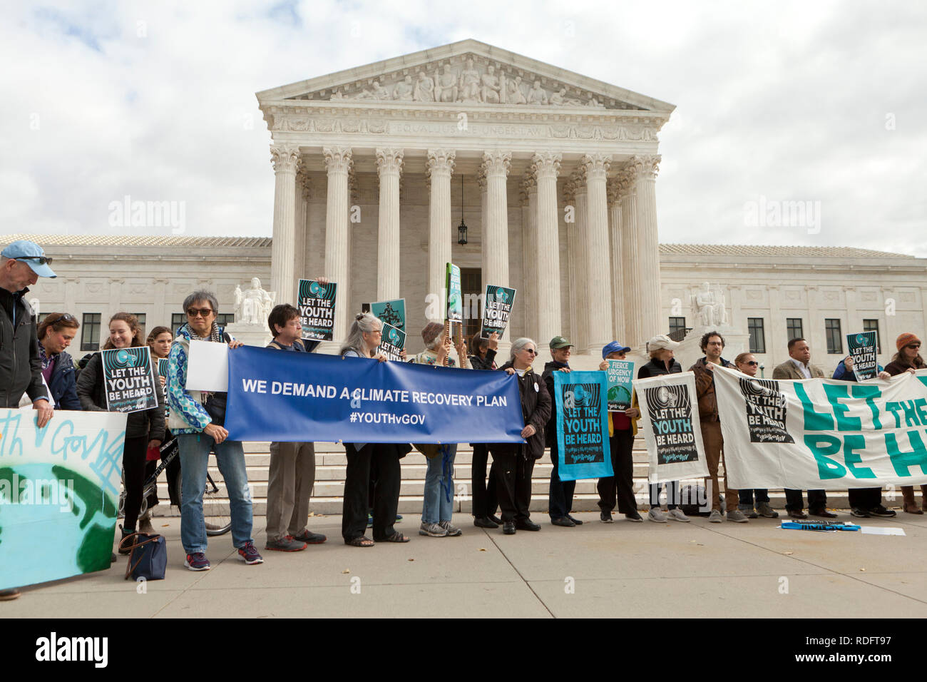 Settembre 10th, 2018, Washington DC: manifestanti rally di fronte alla Corte suprema degli Stati Uniti edificio nel supporto di 'lasciare la gioventù essere ascoltato' circolazione Foto Stock