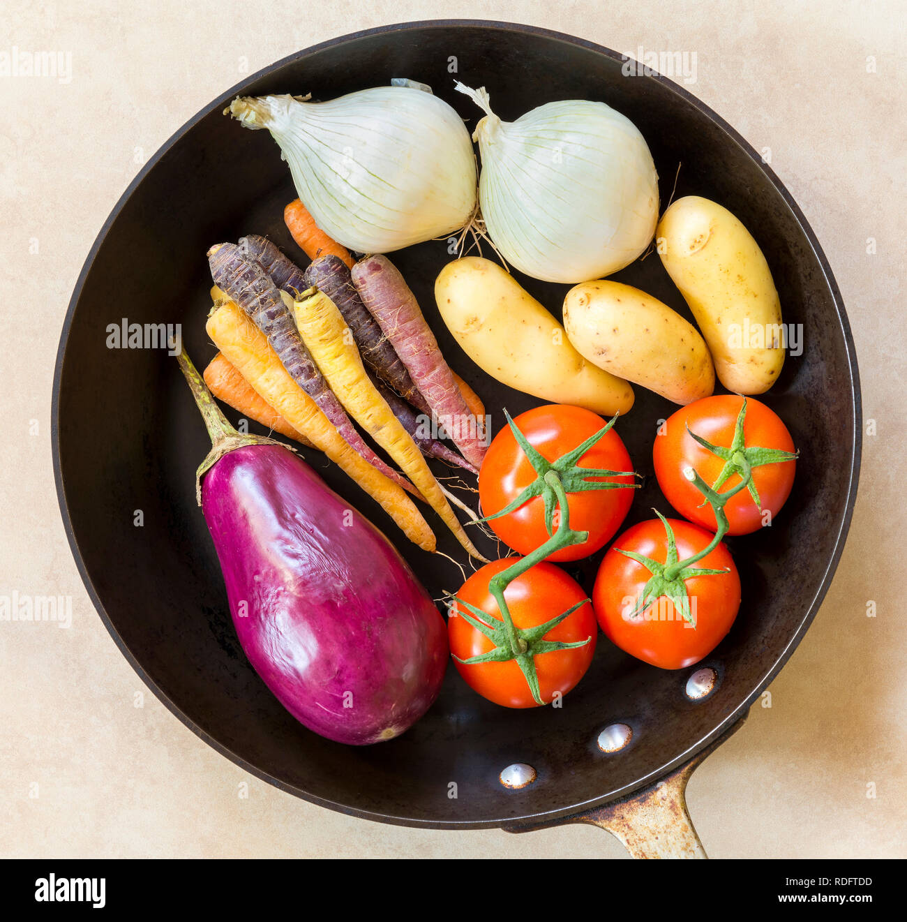 Freschi Ortaggi sani pronti per la tostatura in un nero profondo pan Foto Stock