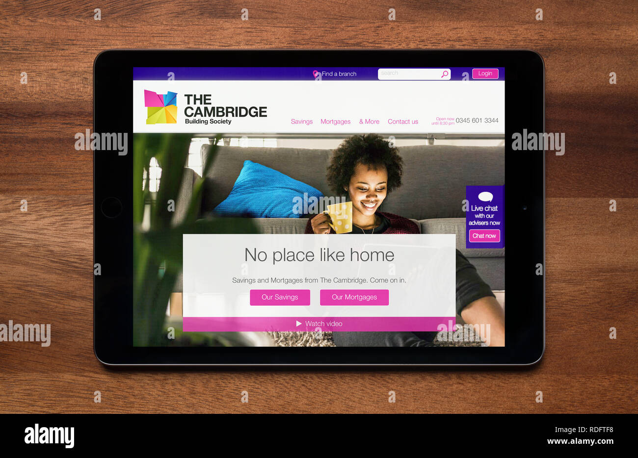 Il sito web del Cambridge Building Society è visto su un tablet iPad, il quale è appoggiato su un tavolo di legno (solo uso editoriale). Foto Stock