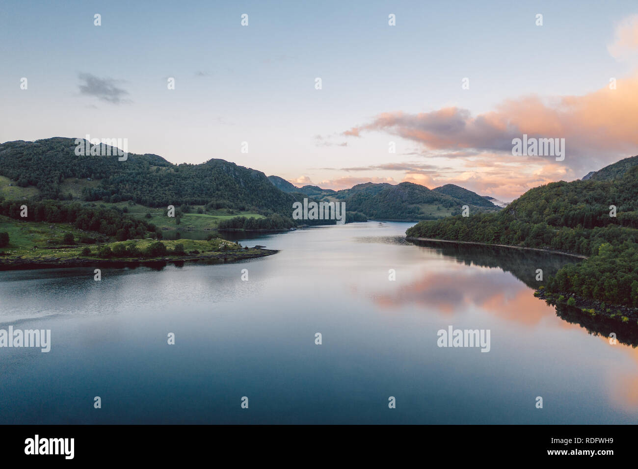 Un lago in Norvegia con bellissima alba in background Foto Stock