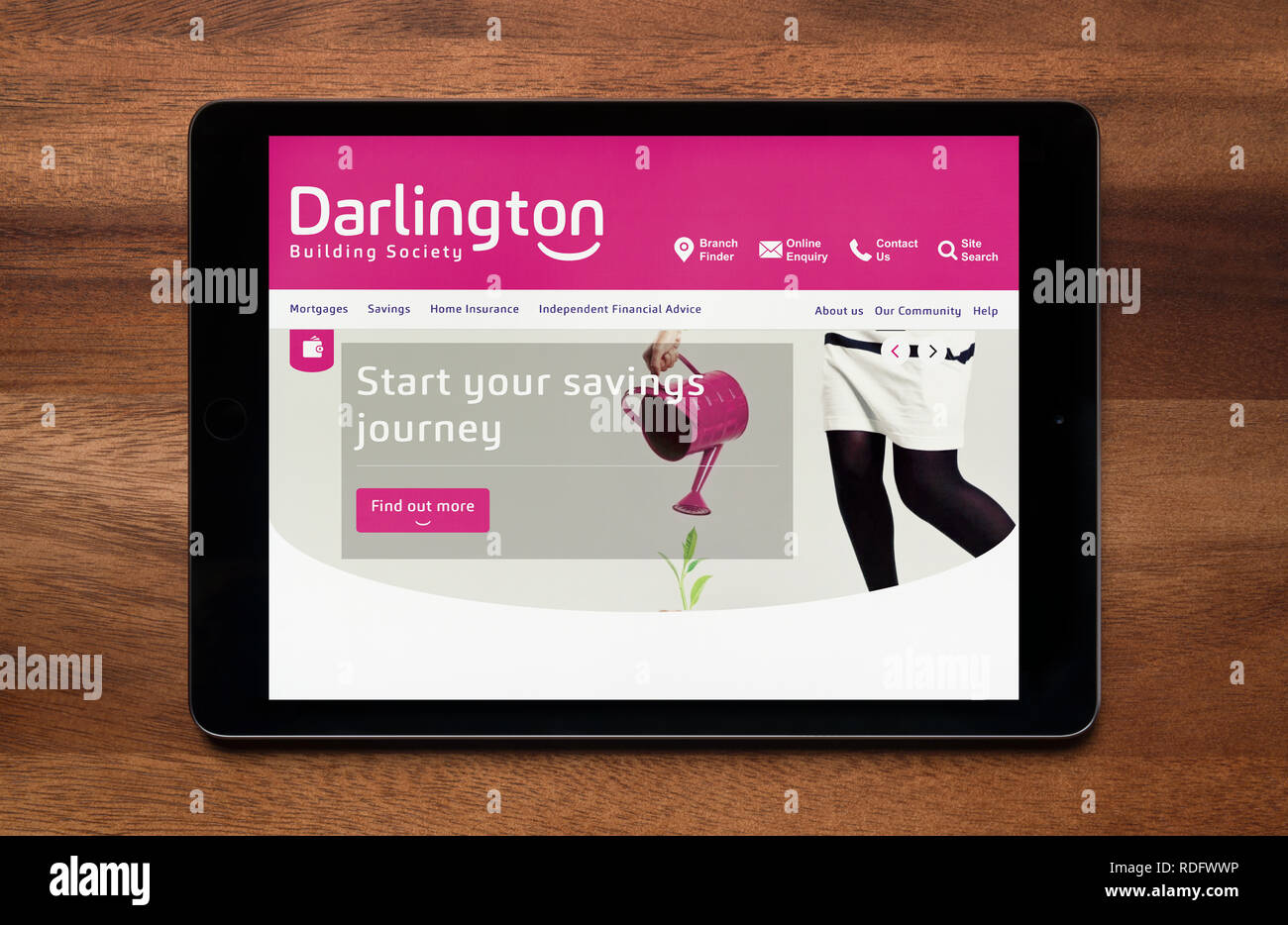 Il sito web di Darlington Building Society è visto su un tablet iPad, il quale è appoggiato su un tavolo di legno (solo uso editoriale). Foto Stock