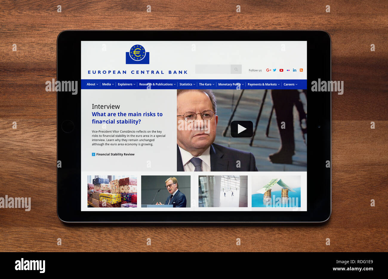 Il sito web della Banca centrale europea è visto su un tablet iPad, il quale è appoggiato su un tavolo di legno (solo uso editoriale). Foto Stock