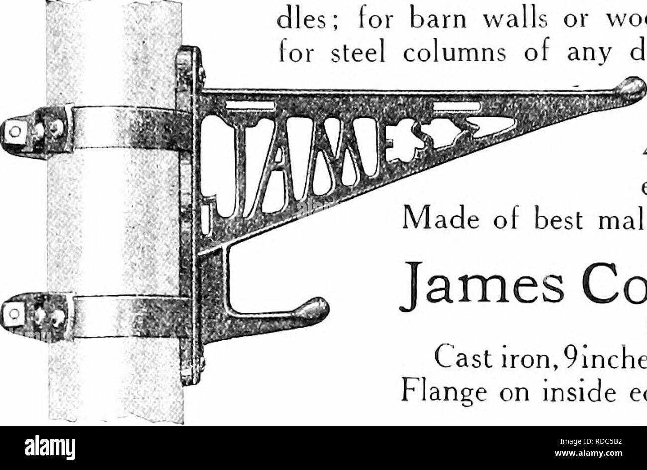 . Il James titolo : Un libro che mostra come costruire e attrezzare un pratico fino a data dairy barn. Fienili e stalle e fienili; fienili; Dairying. James ganci del cablaggio come spesso si va in un granaio dove il cablaggio è appeso sopra il gancio ordinario e constata che i collari e pastiglie posteriore sono rotti! La James gancio del cavo con la sella mantiene i collari e piazzole di schiena in forma corretta e aggiunge alla vita del cablaggio. Il cablaggio ganci sono arredate con o senza sad- dles ; per la stalla di pareti o colonne di legno; e con raccordi per colonne di acciaio di qualsiasi diametro. Ganci di cablaggio sono guadagnati m stock per col- Foto Stock