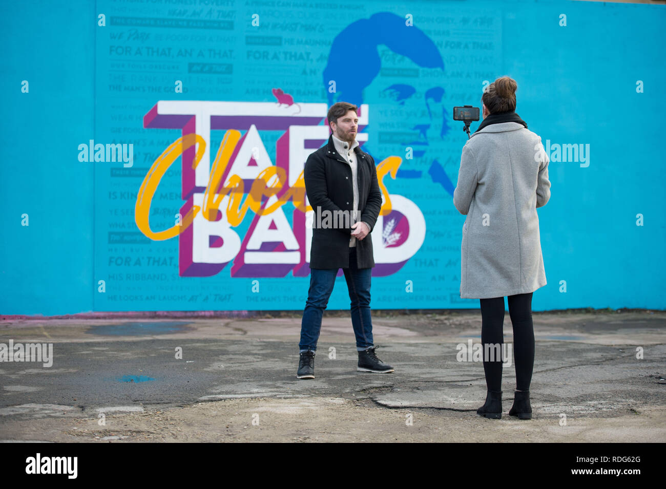 Glasgow, Regno Unito - 14 gennaio 2019. Il Ministro per l'Europa, migrazione e sviluppo internazionale Ben Macpherson svela un nuovo murale creato da Scottish Foto Stock