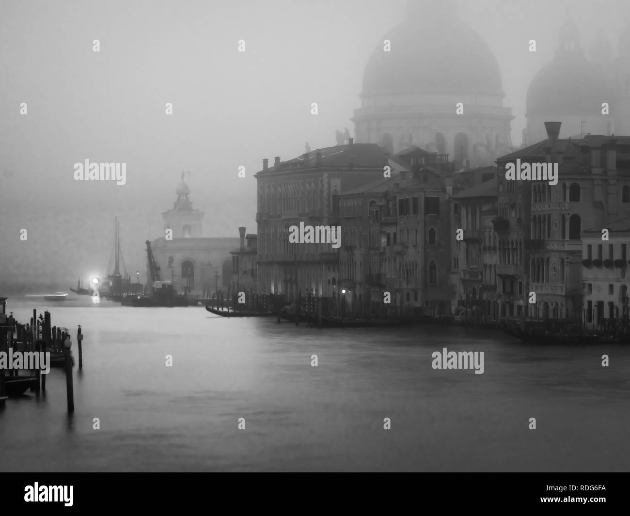 Misty la mattina presto il ponte dell'Accademia, Venezia, Italia Foto Stock