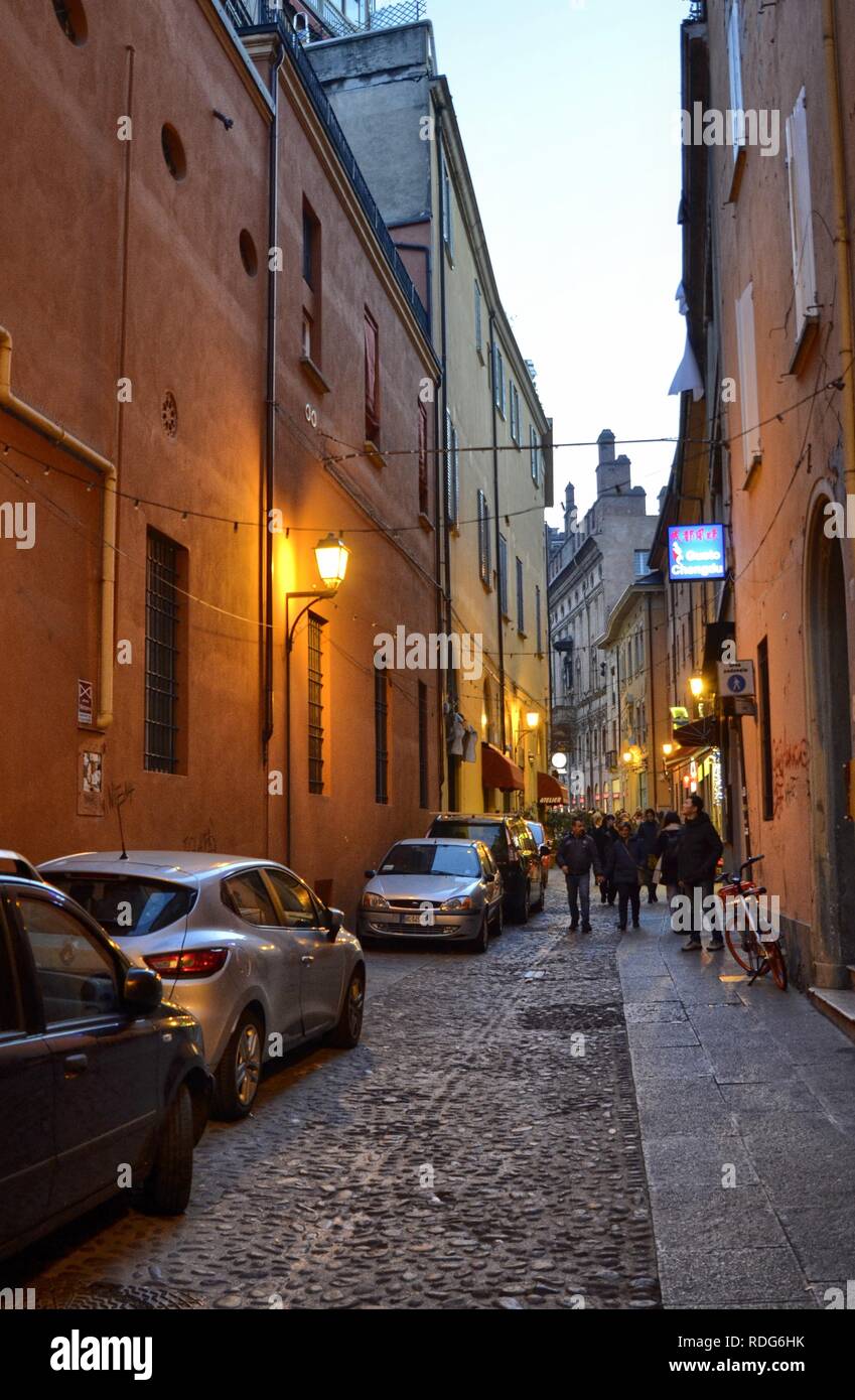 Bologna, Emilia Romagna, Italia. Dicembre 2018. Entrando nel centro storico, tra le piccole strade secondarie, al crepuscolo ci sono mille li giallo Foto Stock