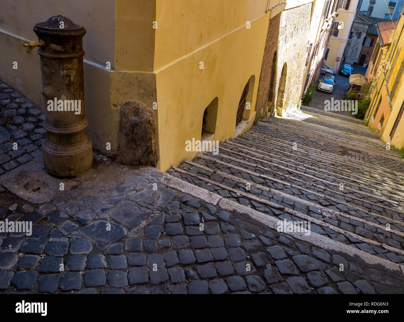 Colonna d'acqua, le scale. Antica strada di ciottoli in Roma. Foto Stock