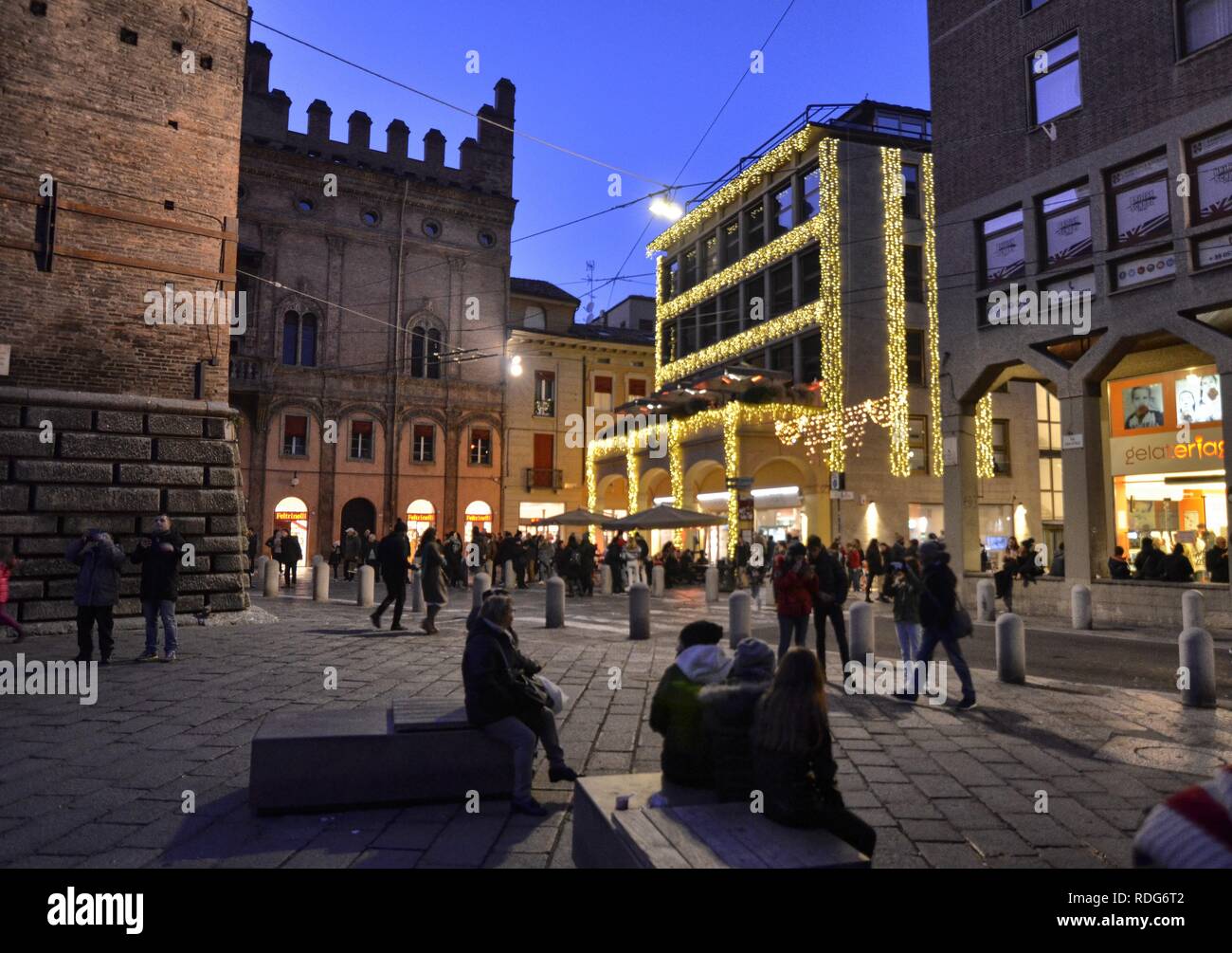 Bologna, Emilia Romagna, Italia. Dicembre 2018. All'interno della base della torre degli Asinelli, un negozio, molto speciale in un luogo. Foto Stock