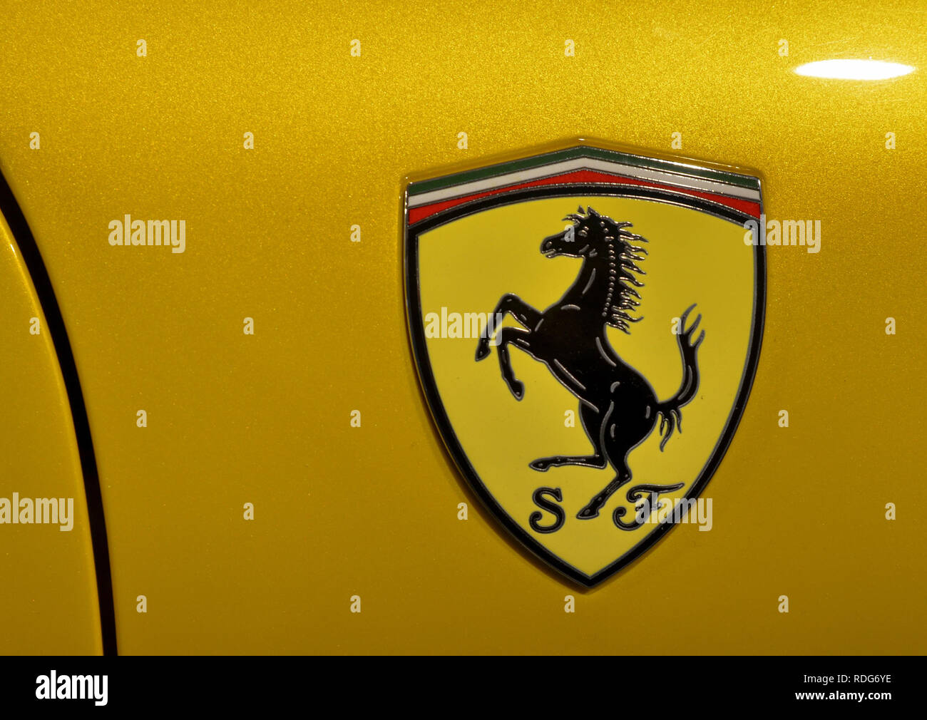 Maranello, Emilia Romagna, Italia. Dicembre 2018. Presso il Museo Ferrari, le vetture di visualizzare chiaramente il logo del ben noto lusso auto sportive di marca. Foto Stock