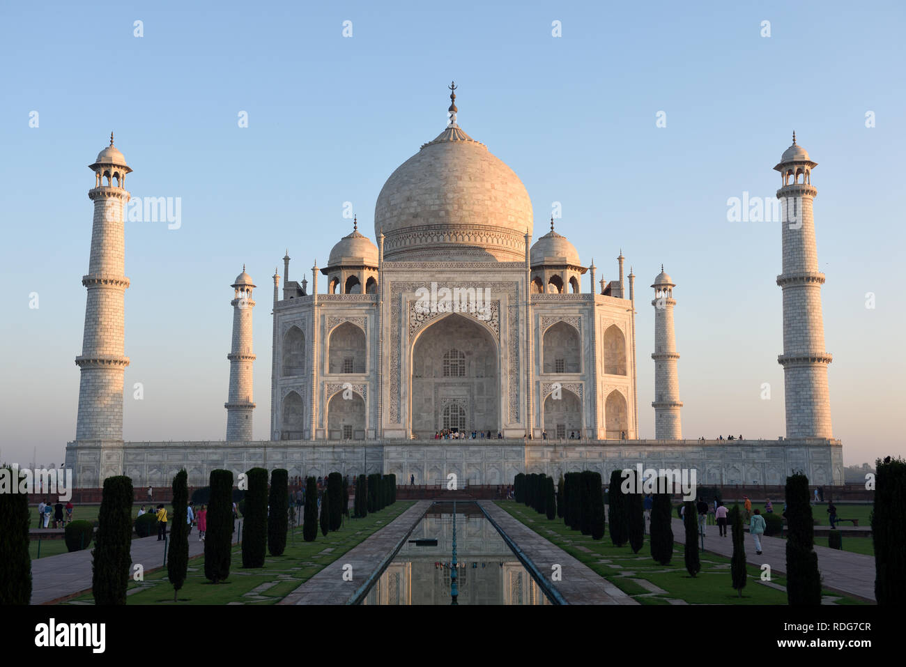 La mattina presto luce sulle piastrelle di marmo bianco del Taj Mahal, Agra, India. Foto Stock