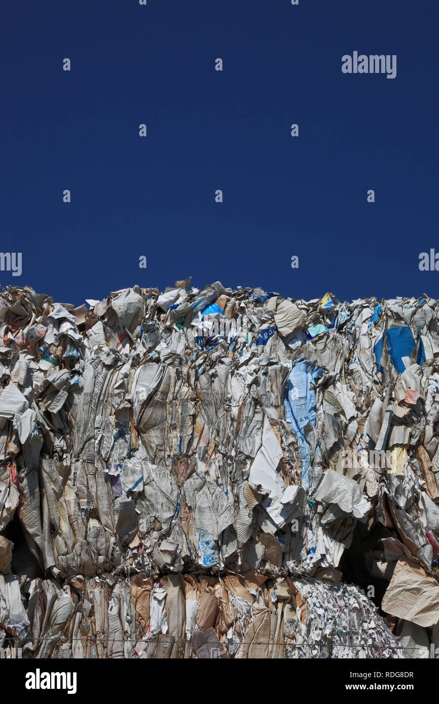 Carta usata, pile di carta usata in un cantiere di riciclaggio, riciclaggio della carta Foto Stock