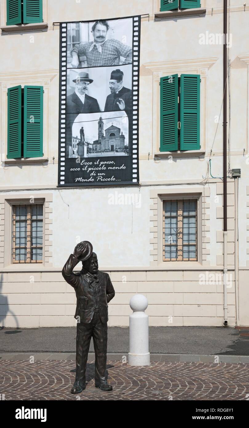 Monumento al carattere del filmato Giuseppe Bottazzi chiamato Peppone, Brescello davanti al municipio, Emilia Romagna, Italia Foto Stock