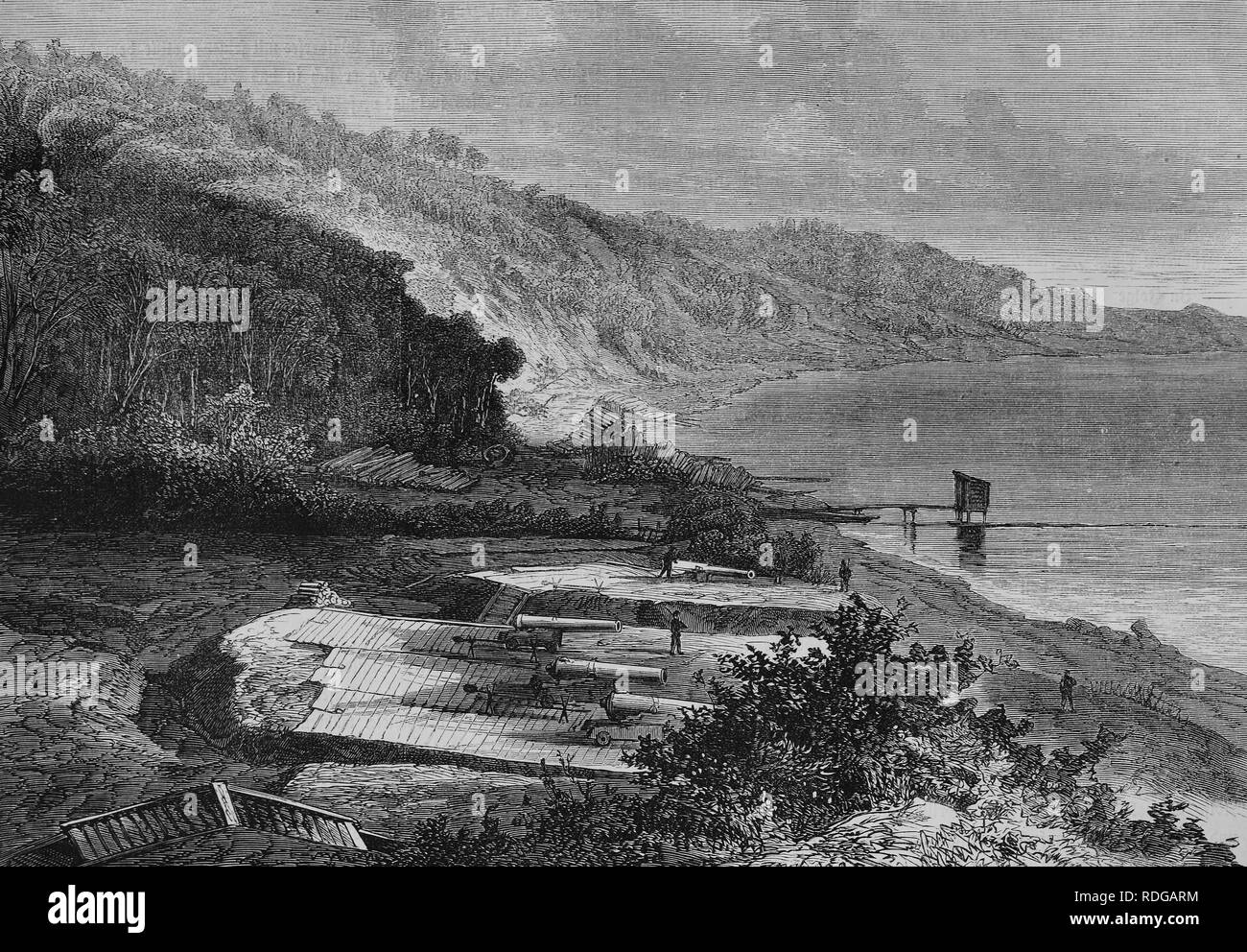 Batteria di artiglieria nella foresta costiera a Moellenort vicino alla baia di Kiel, Germania, dicembre 1870, storico illustrazione, Foto Stock