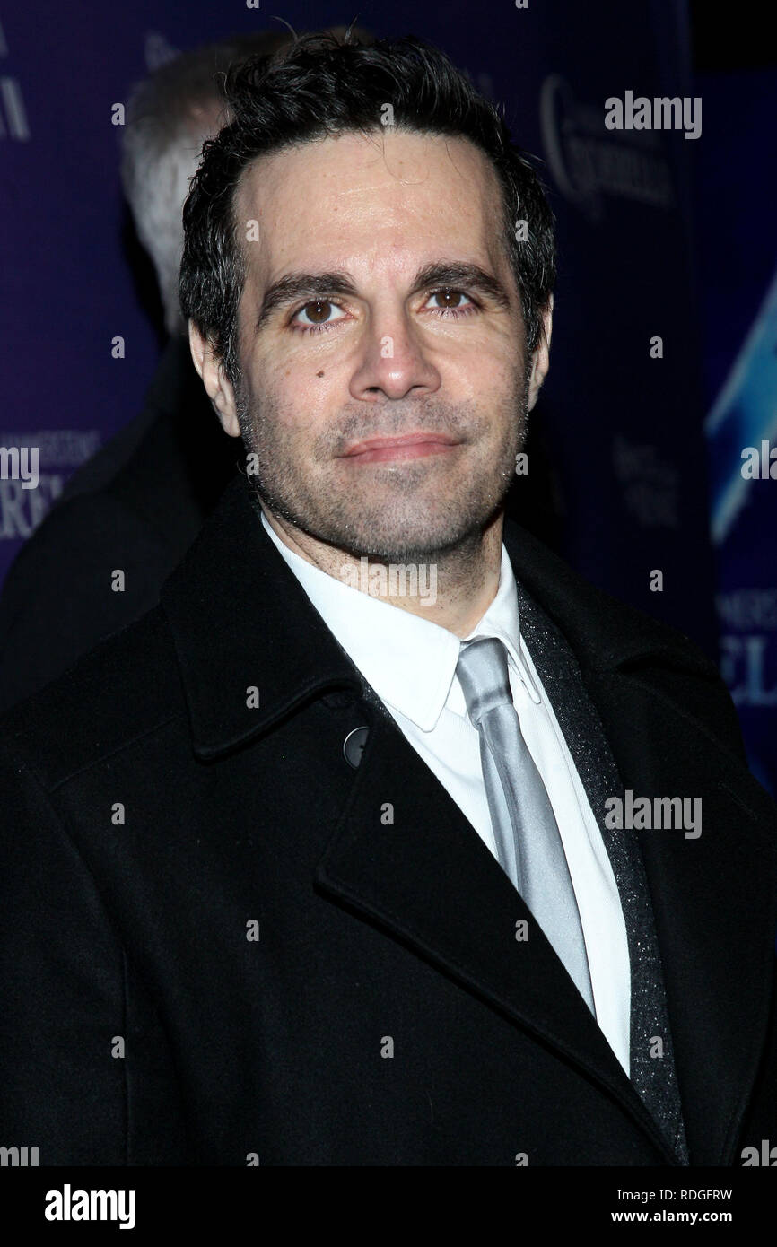 New York, NY - marzo 03: Mario Cantone presso Rodgers + Hammerstein's Cinderella Broadway Premiere presso il Teatro di Broadway di domenica 3 marzo, 2013 a New York, NY. (Foto di Steve Mack/S.D. Mack foto) Foto Stock