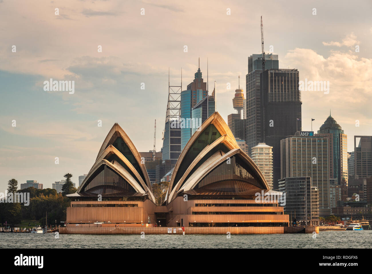 Famosa Opera House di Sydney di fronte al quartiere degli affari. Foto Stock