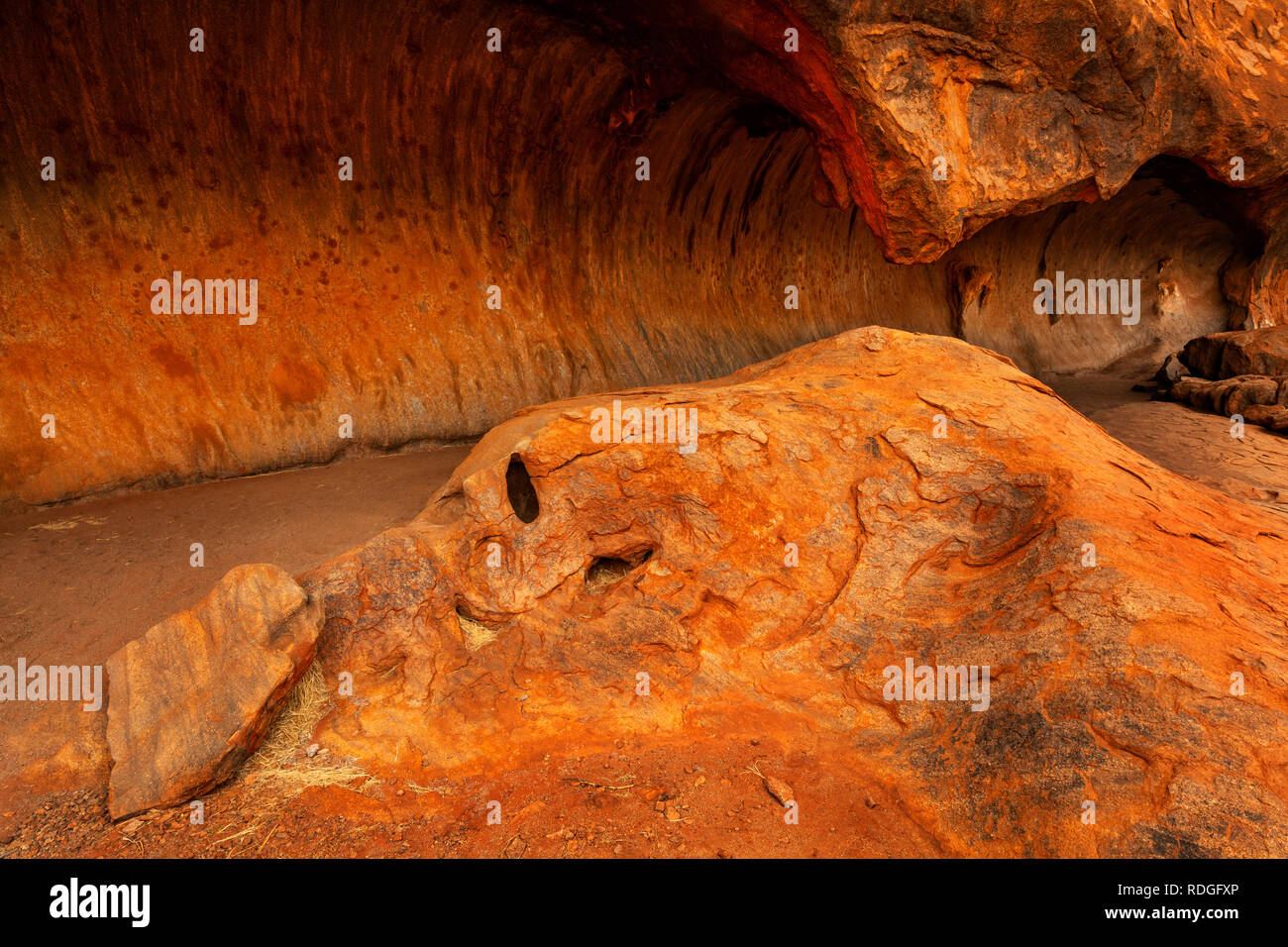 Kulpi Minymaku è un sorprendente grotta del famoso Uluru. Foto Stock