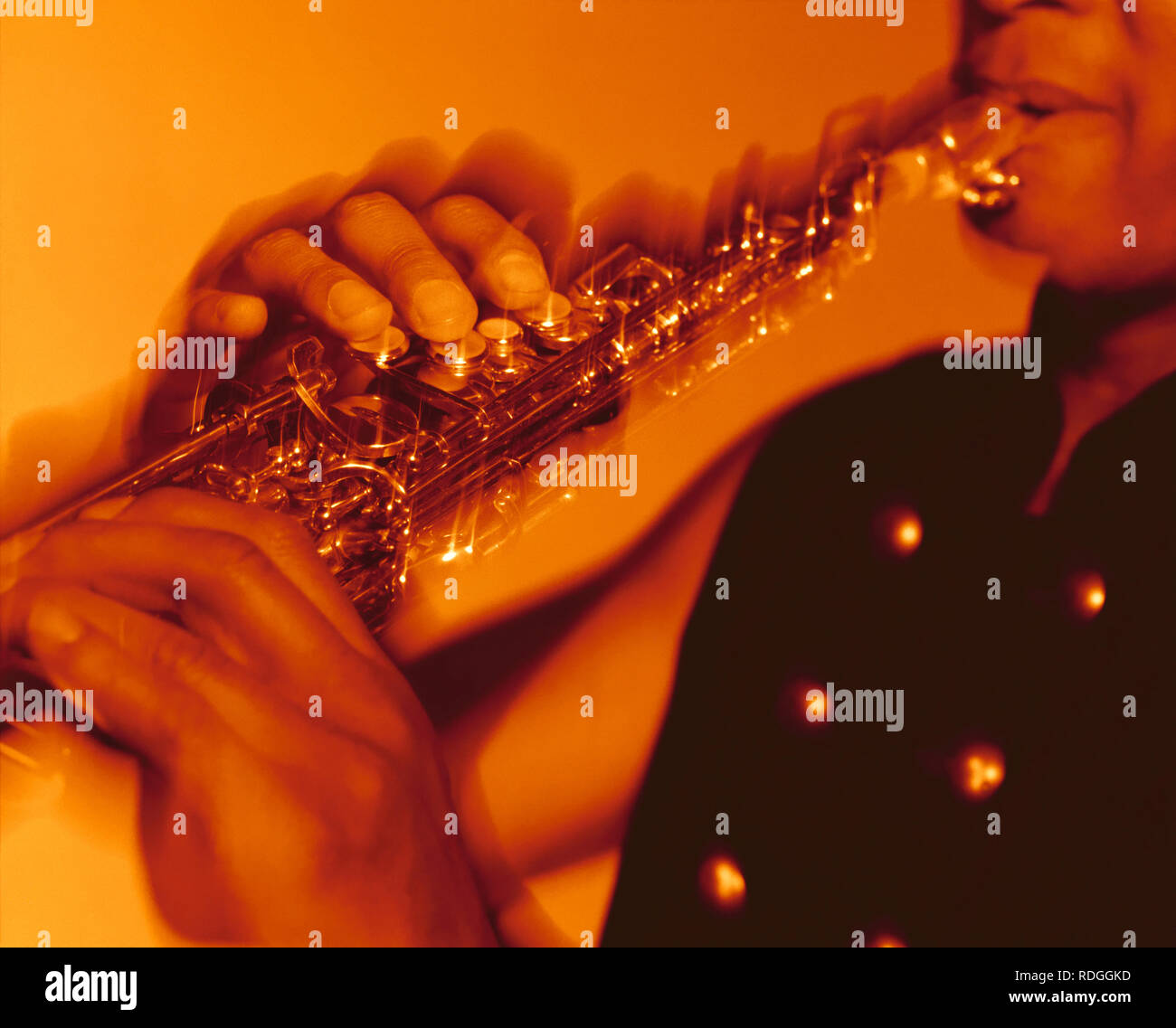 Musicista giocando sax tenore che mostra il movimento delle dita premendo i tasti Foto Stock