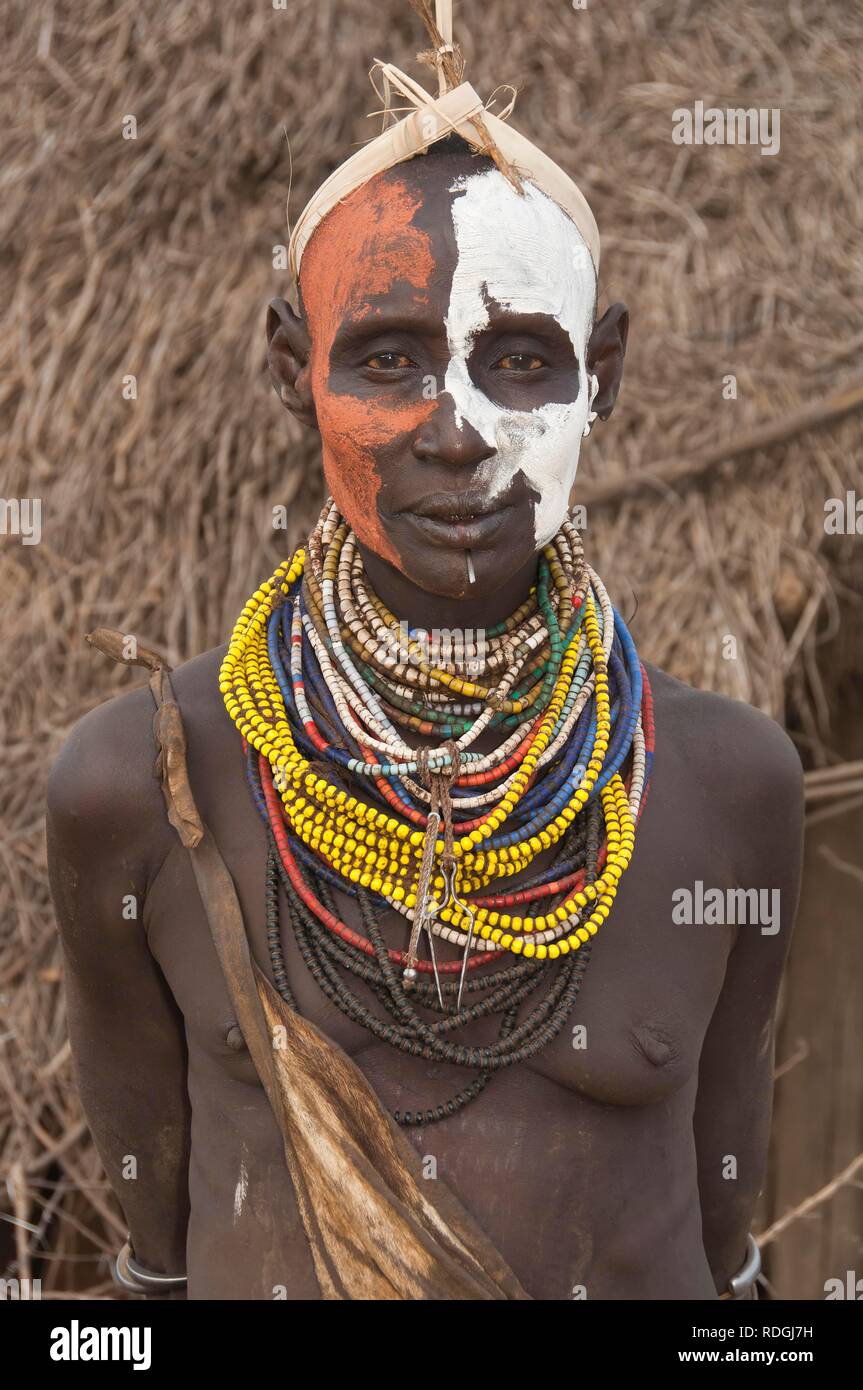 Karo donna con pitture facciali, labbro piercing e un sacco di collane, Omo river valley, l'Etiopia meridionale, Africa Foto Stock