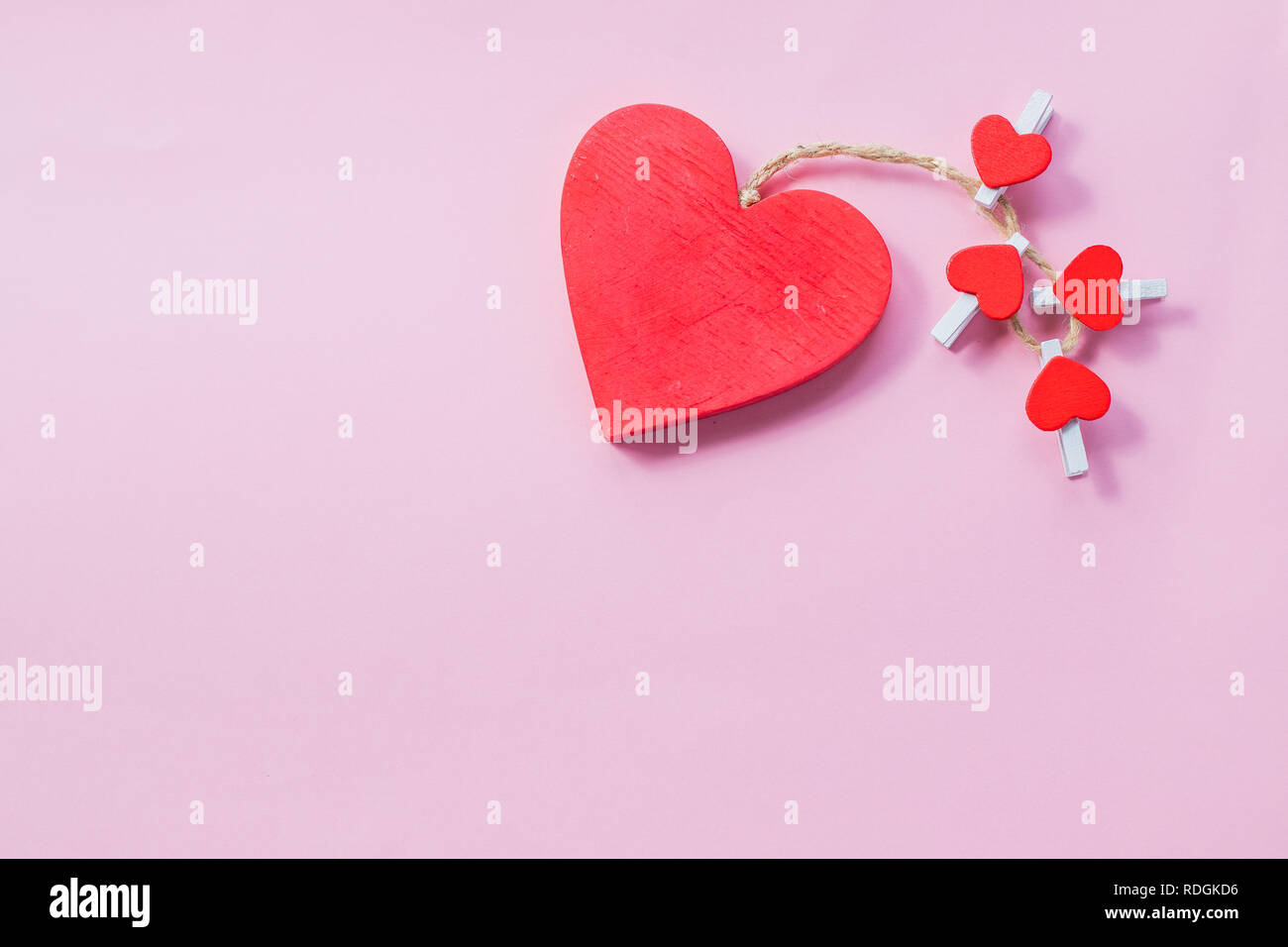 Il giorno di San Valentino carta rossa in legno cuori isolati su sfondo rosa.felice il giorno di San Valentino del concetto. Cartolina di festa. Il concetto di amore per la festa della mamma e il giorno di san valentino.spazio copia Foto Stock