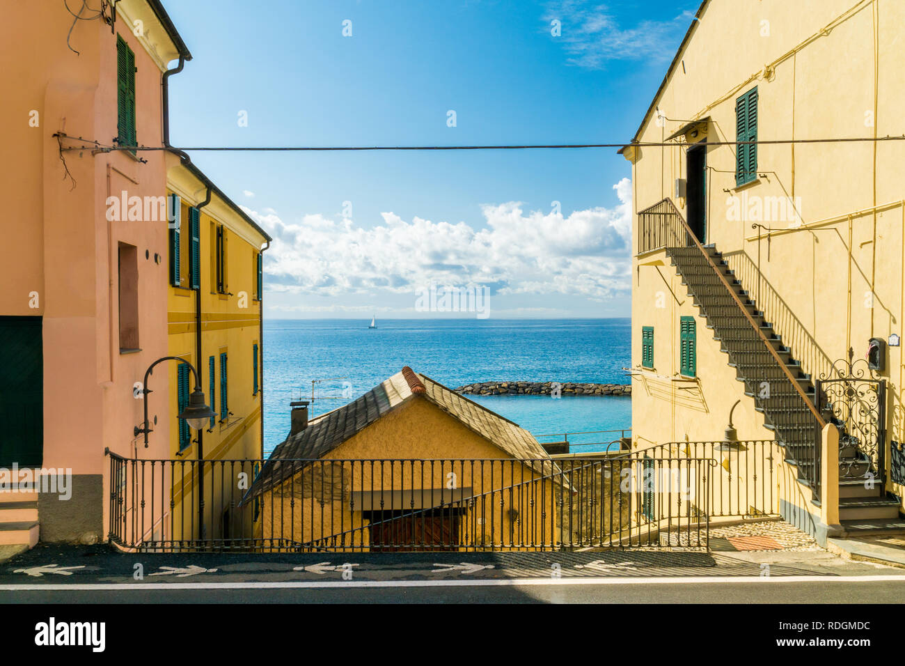 Blick aufs Mittelmeer mit Segelschiff, Cervo, la Riviera di Ponente, Liguria, Italia Foto Stock
