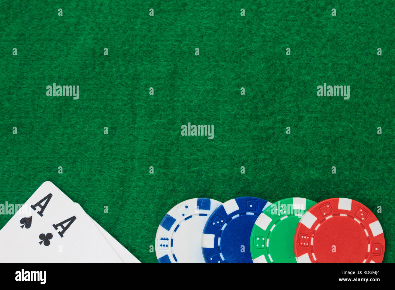 Pila di chips poker e due assi sul tavolo sul green baize. Copia dello spazio. Foto Stock