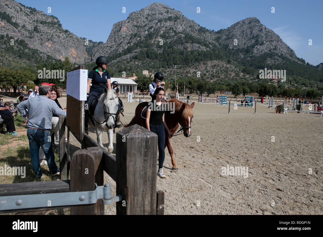 Giovani piloti competere sui loro cavalli e poney su un locale competizione equestre nell'isola spagnola di Ma Foto Stock