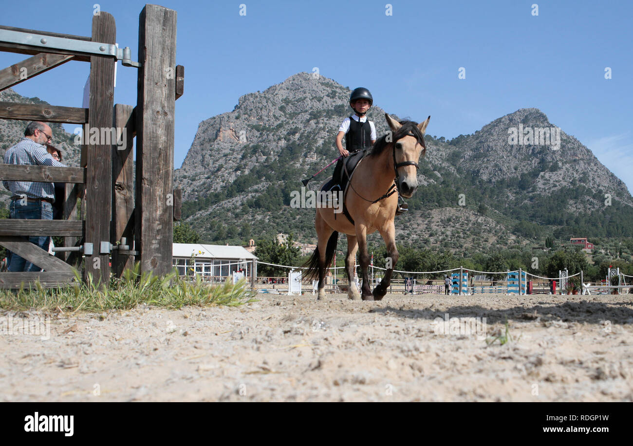 Giovani piloti competere sui loro cavalli e poney su un locale competizione equestre nell'isola spagnola di Ma Foto Stock