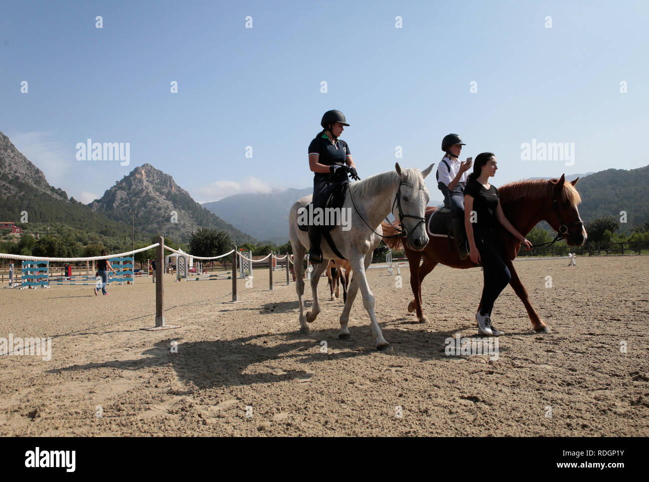 Giovani piloti competere sui loro cavalli e poney su un locale competizione equestre nell'isola spagnola di Ma Foto Stock