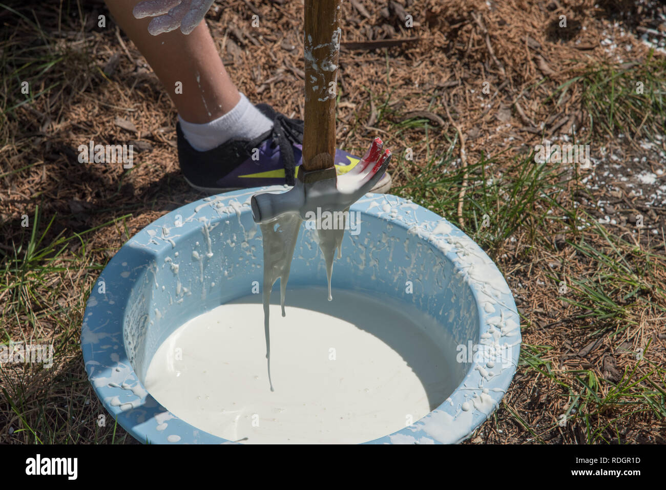 Martello colava oobleck, amido di mais e acqua, la scienza esperimento in ambiente esterno Foto Stock