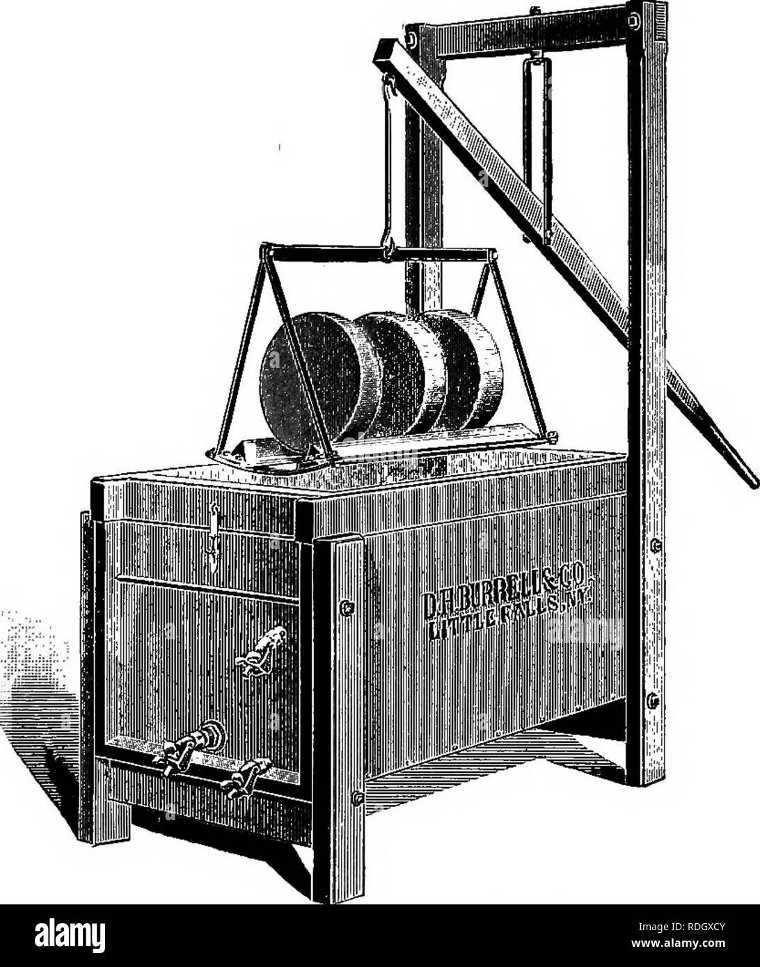 . Caseificio guida di laboratorio. La produzione di latte. 66 caseificio guida di laboratorio da premere e posto nella camera di raffreddamento per circa cinque a dieci giorni. Tuffo nella paraffina fusa a 200° F. a 250° F. e posto nella camera di raffreddamento a da 40° a 60° F., avente una umidità da 65 a 80 per cento (che è la quantità di saturazione), a seconda. •Fig. 38. - Iva per formaggio Paraffining la temperatura e la durata di tempo desiderata per indurire. Il per cento di umidità dovrebbe essere quanto più alto possibile senza provocare una crescita di stampo. Il tasso di umidità della camera di vulcanizzazione è determinata da un psicrometro. Il psicrometro è più affidabile rispetto a Foto Stock