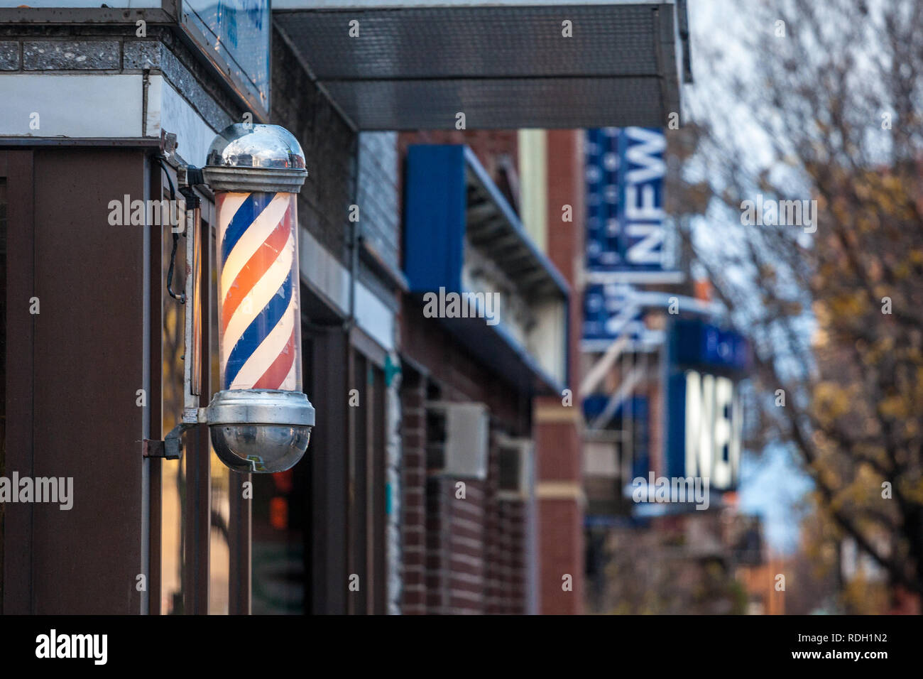 MONTREAL, Canada - 6 Novembre 2018: tipico americano barbieri pole visto nella parte anteriore di un barbiere di Montreal, Canada. Questo polo è un segno vintage ind Foto Stock
