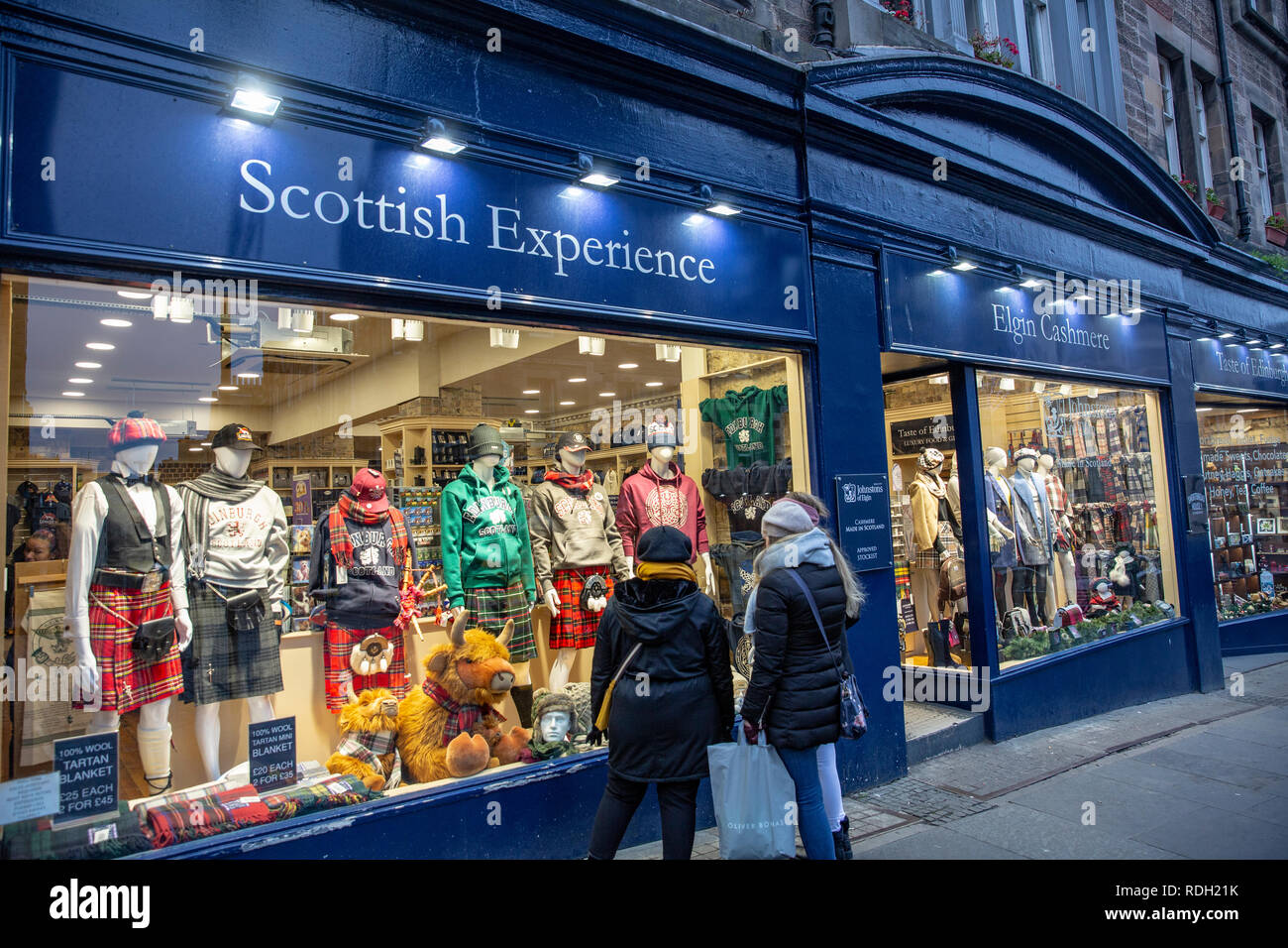 Le Signore vetrine di shopping sul Royal Mile nel centro di Edimburgo, Scozia, Regno Unito Foto Stock