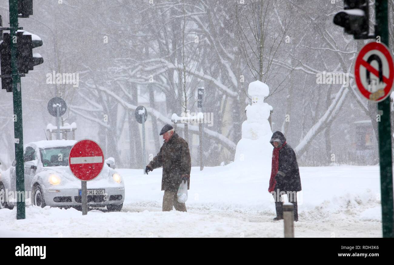 Inverno del traffico su strada durante la nevicata, Essen, Renania settentrionale-Vestfalia Foto Stock