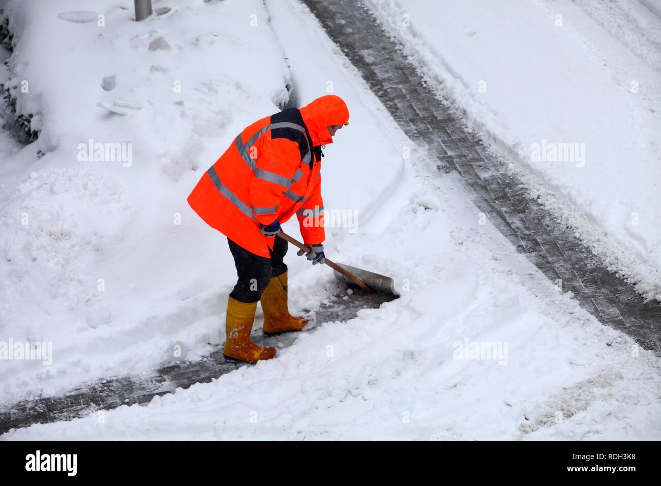 Custode di una società di servizi deselezionando il marciapiede della neve, Essen, Renania settentrionale-Vestfalia Foto Stock