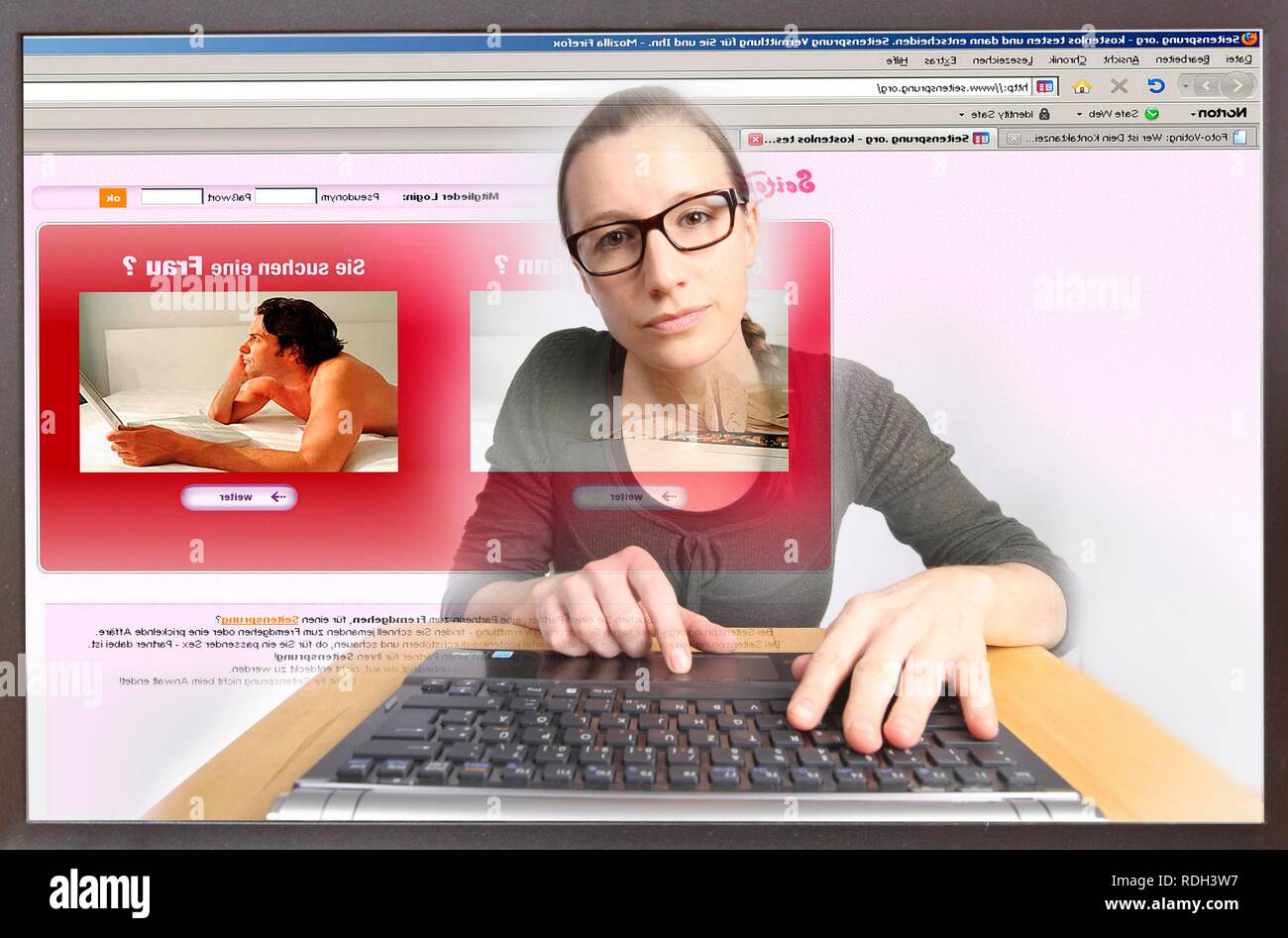 Giovane donna seduta a un computer per navigare in Internet, la visualizzazione di una pagina con annunci di contatto, un flirt portal Foto Stock