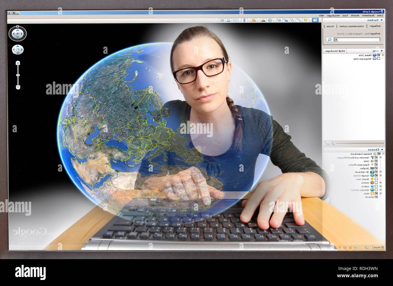 Giovane donna seduta a un computer per navigare in Internet, la visualizzazione di Google Earth, vista dall'interno del computer, immagine simbolica Foto Stock