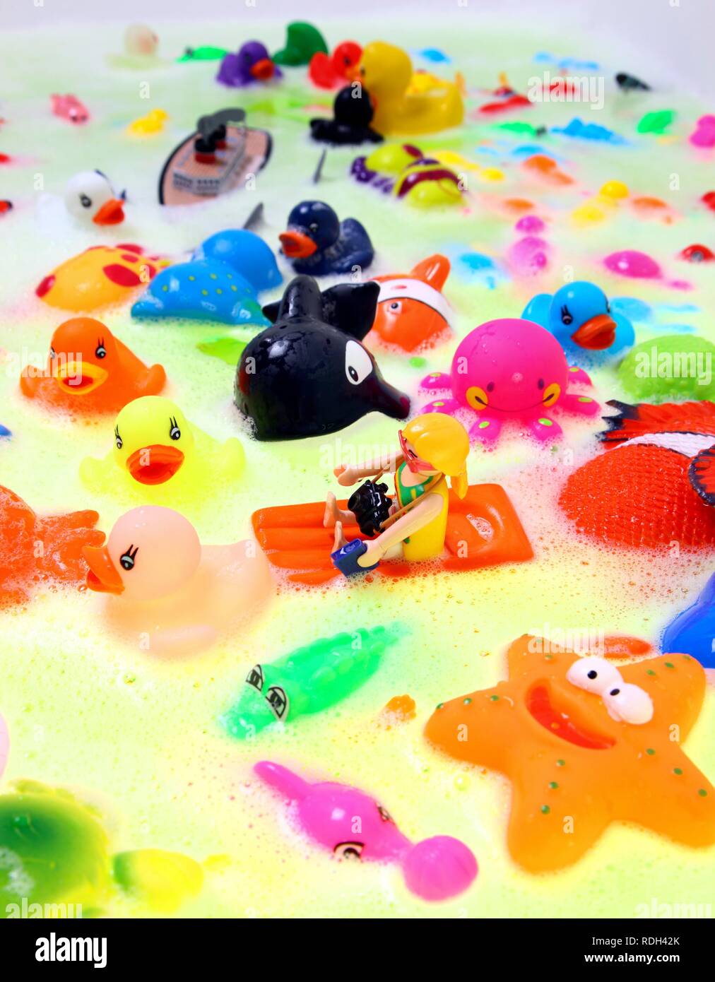 Varie acqua colorata giocattoli con bagno di schiuma Foto Stock