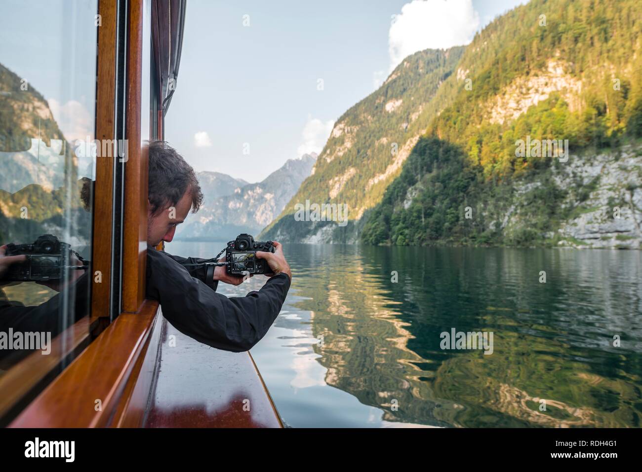 L'uomo, fotografando turistico escursione dalla nave al Königssee, Parco Nazionale di Berchtesgaden, Berchtesgadenener Terra, Alta Baviera Foto Stock