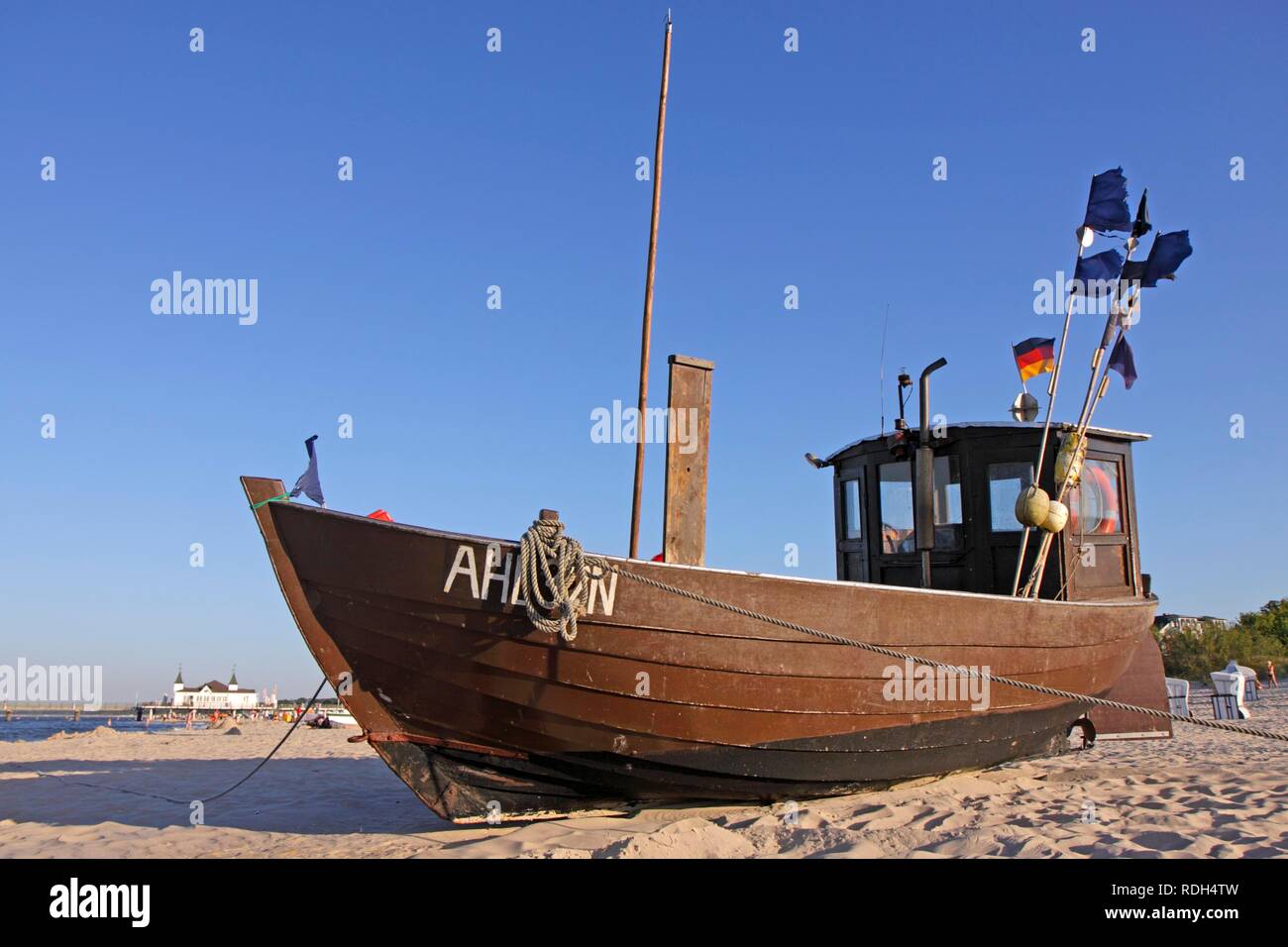 Barca da pesca sulla Spiaggia di Ahlbeck, isola di Usedom, Mar Baltico, Meclemburgo-Pomerania Occidentale Foto Stock