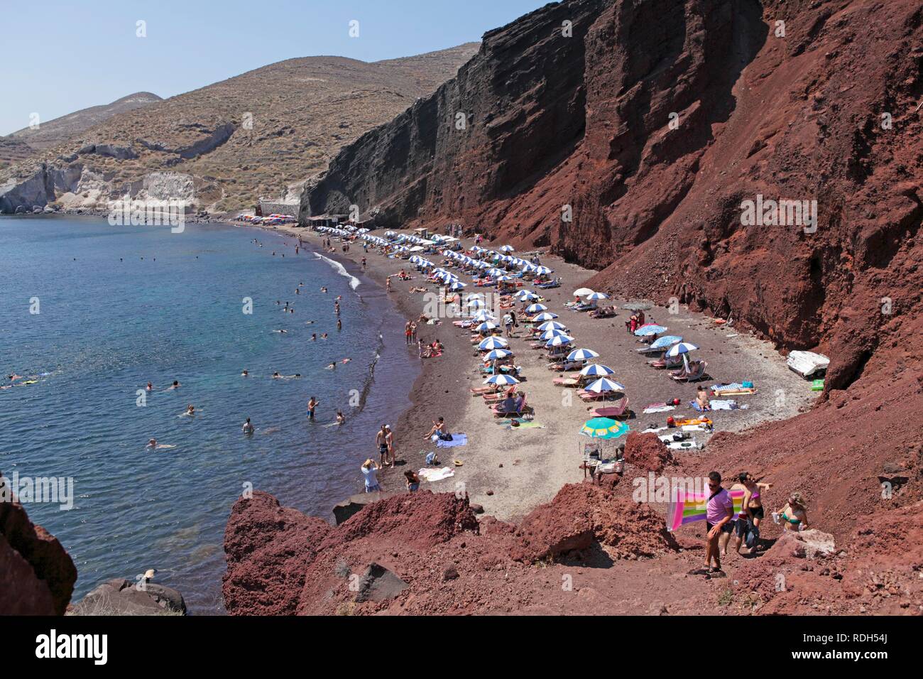 La Spiaggia Rossa vicino ad Akrotiri, SANTORINI, CICLADI Mar Egeo, Grecia, Europa Foto Stock