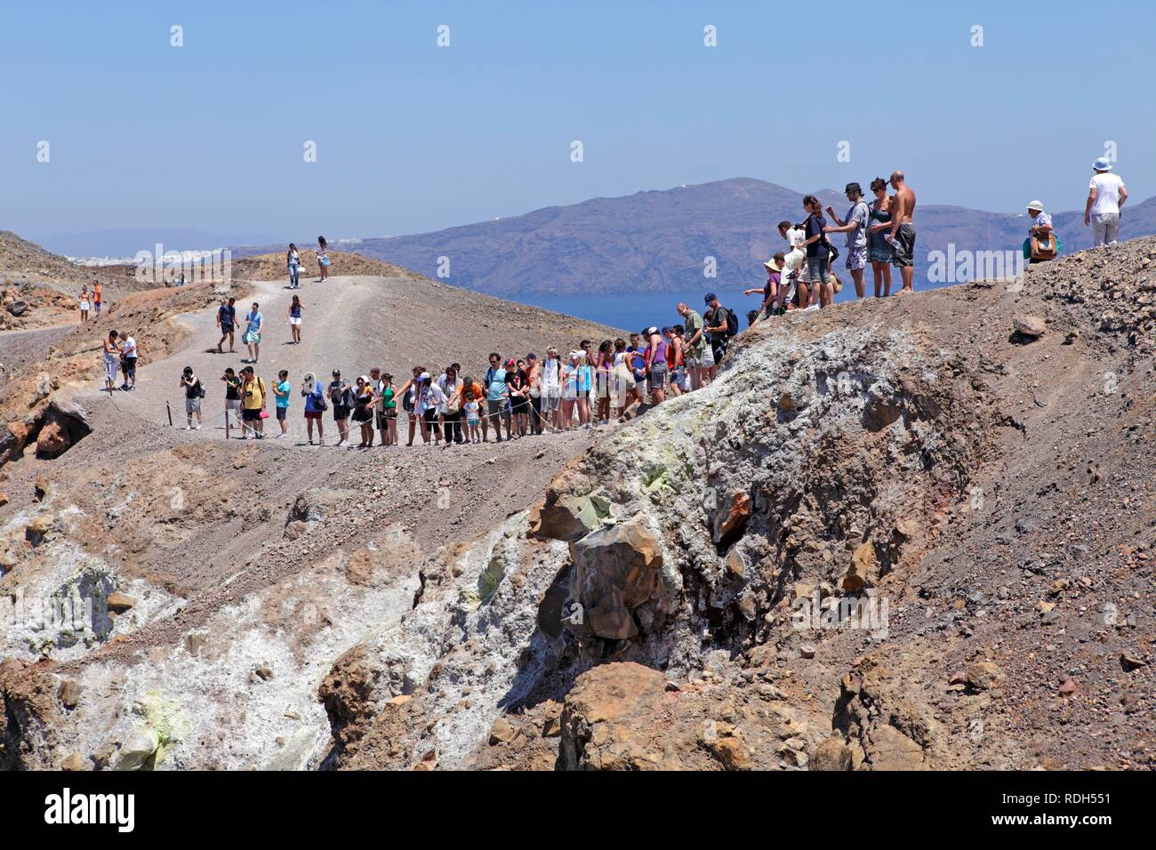 Scalata del vulcano, isola vulcanica di Nea Kameni, nel retro Thira, SANTORINI, CICLADI Mar Egeo, Grecia, Europa Foto Stock