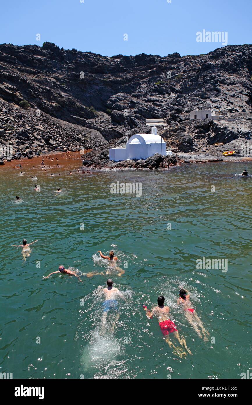La balneazione in hot springs, Palea Kameni, SANTORINI, CICLADI Mar Egeo, Grecia, Europa Foto Stock