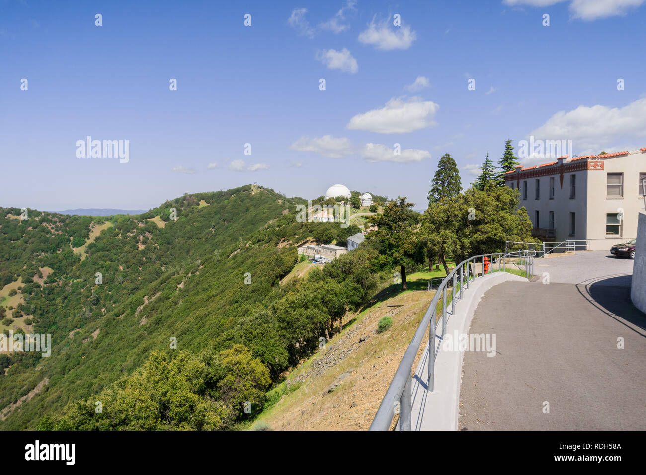 A piedi attorno al Lick Observatory complesso sulla cima di Mt Hamilton, San Jose, South San Francisco Bay, California Foto Stock