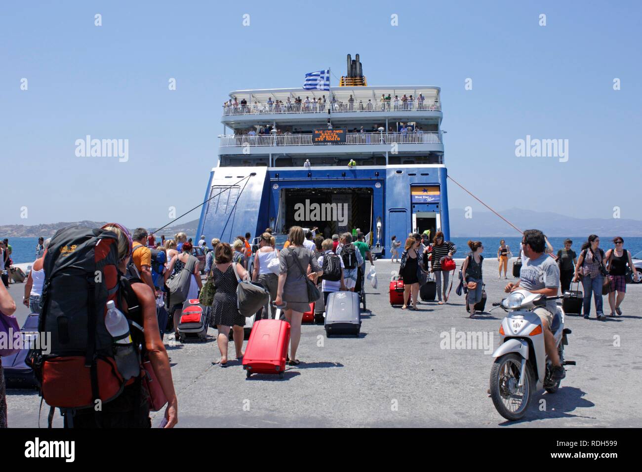 Traghetto per Santorini, Porto, città di Naxos, l'isola di Naxos, Cicladi Mar Egeo, Grecia, Europa Foto Stock